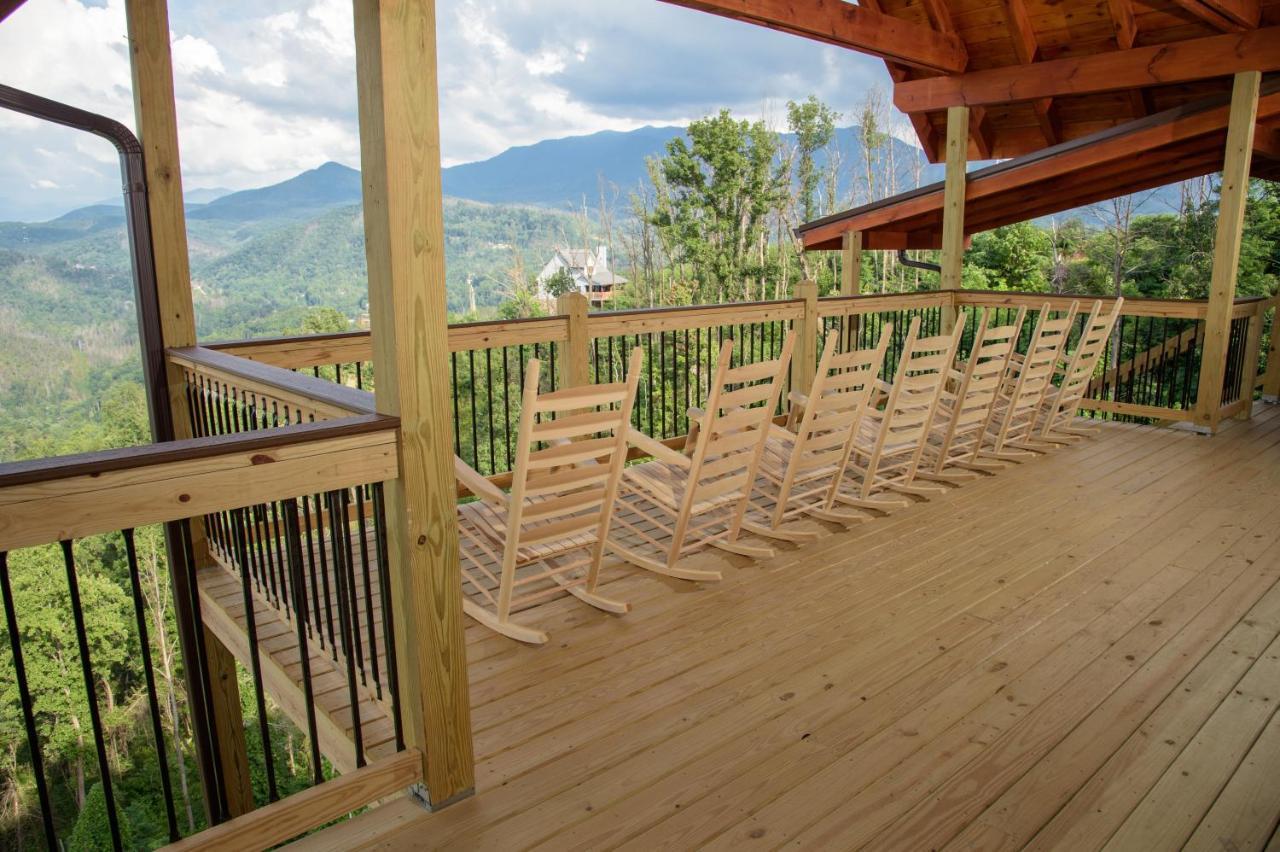 Villa Skyline Splendor: Luxe Retreat With Breathtaking Views Over Downtown