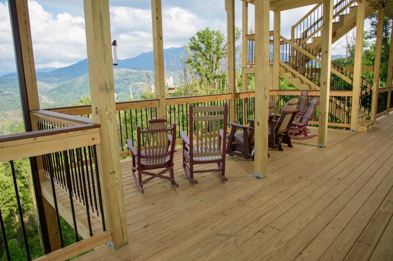Skyline Splendor: Luxe Retreat With Breathtaking Views Over Downtown *