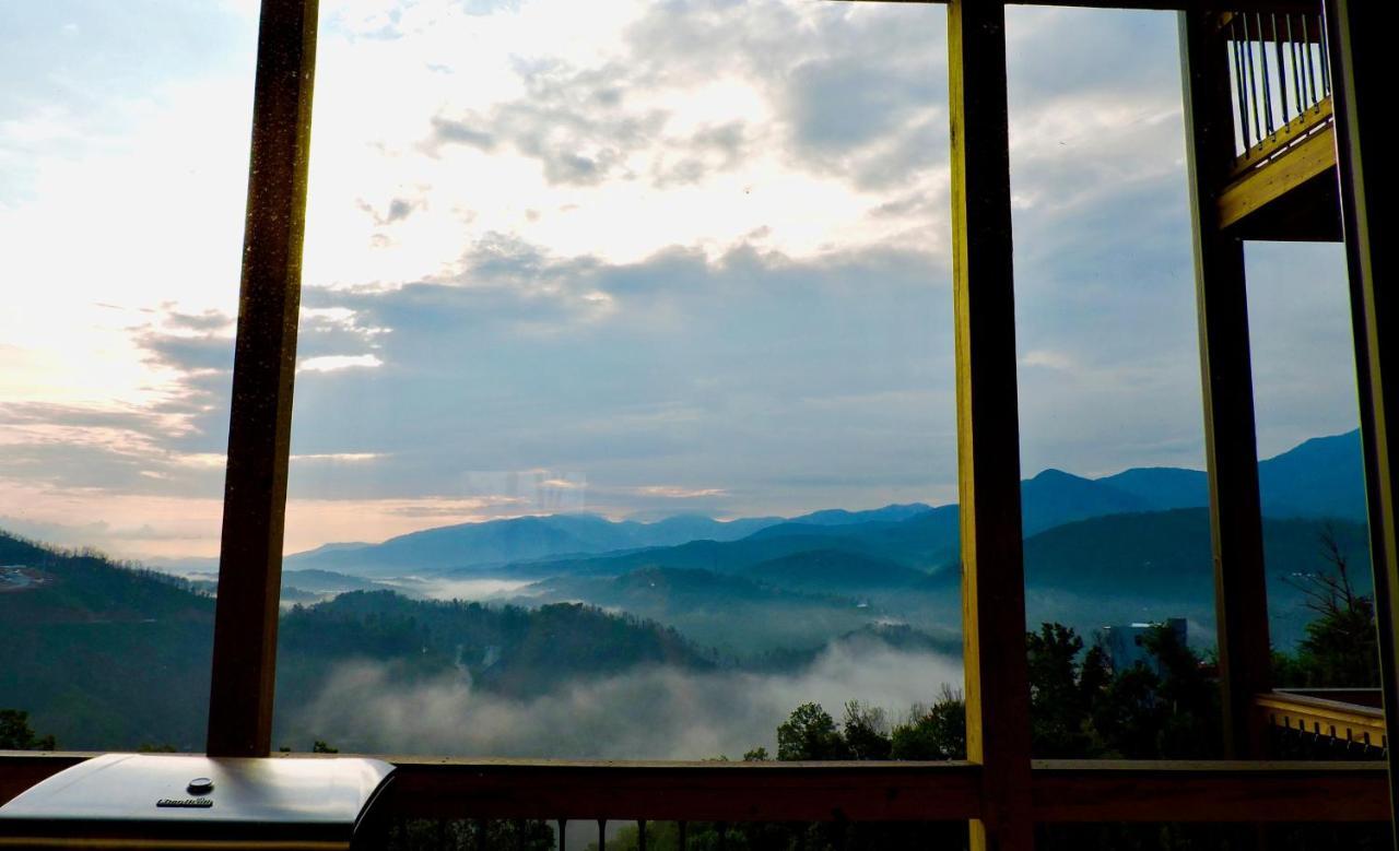 Skyline Splendor: Luxe Retreat With Breathtaking Views Over Downtown *