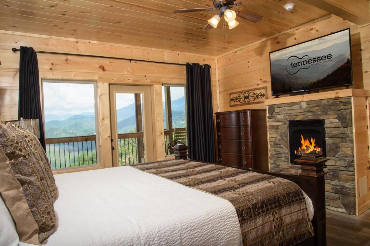 Skyline Splendor: Luxe Retreat With Breathtaking Views Over Downtown Villa *