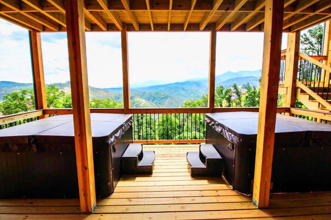 Skyline Splendor: Luxe Retreat With Breathtaking Views Over Downtown