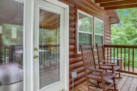 Cuddles, 1 Bedroom Studio, Walk To Downtown And Hiking Trails! * Gatlinburg