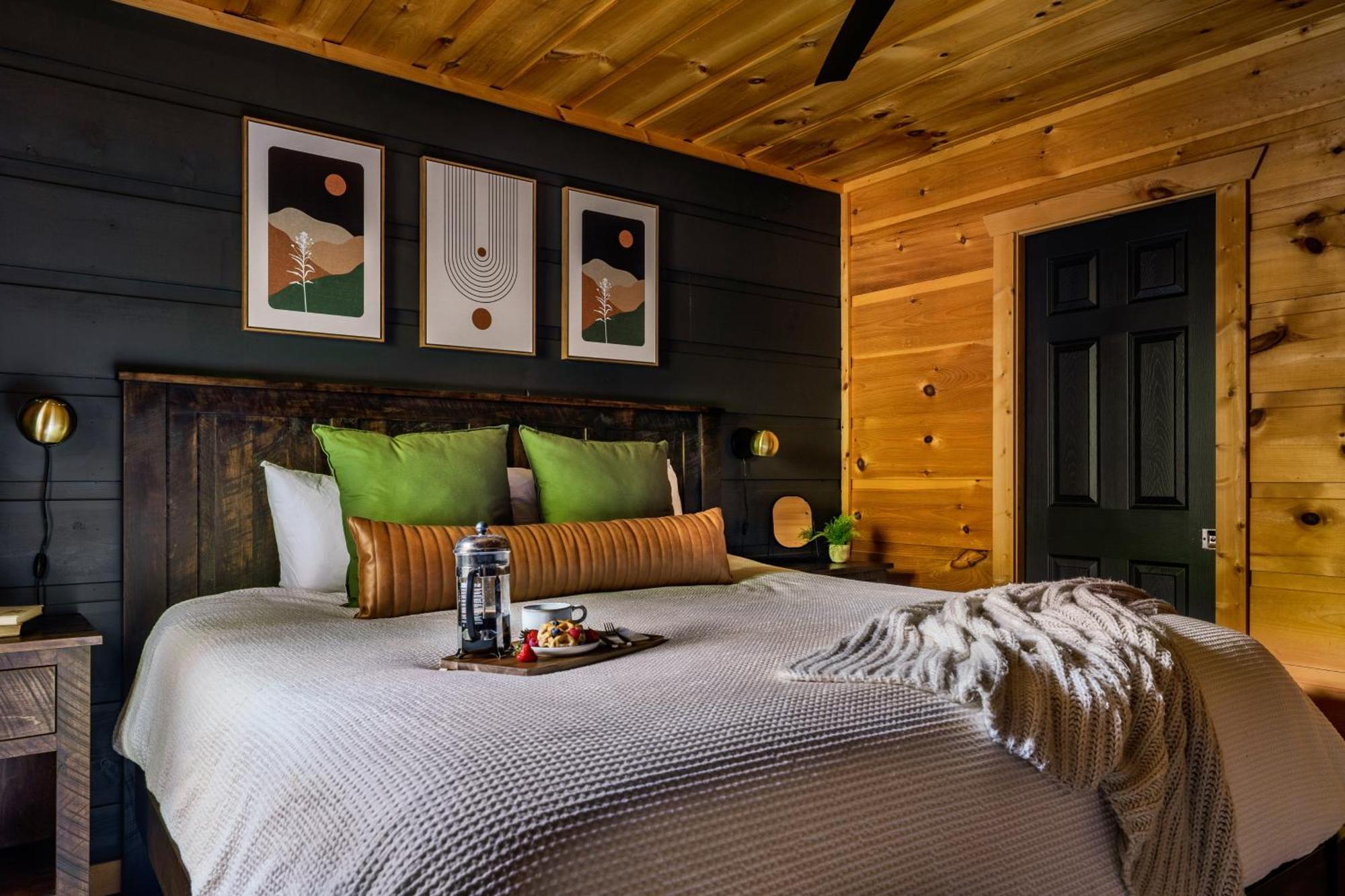 The Copper Bird Mid Century Hot Tub Arcade Gameroom Rock Climbing Holiday home Gatlinburg