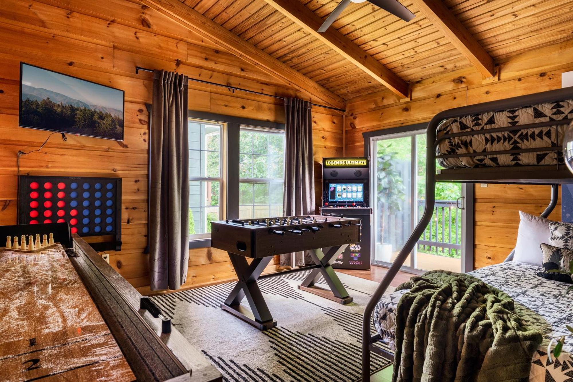 Holiday home The Copper Bird Mid Century Hot Tub Arcade Gameroom Rock Climbing