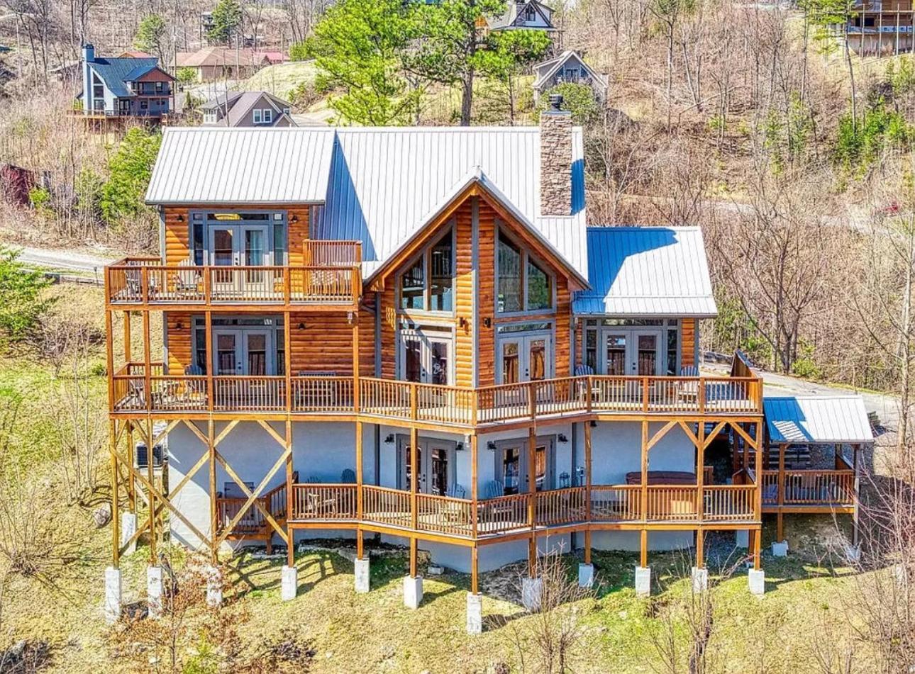 Hawk's View Log Cabin -mountains In Gatlinburg. *