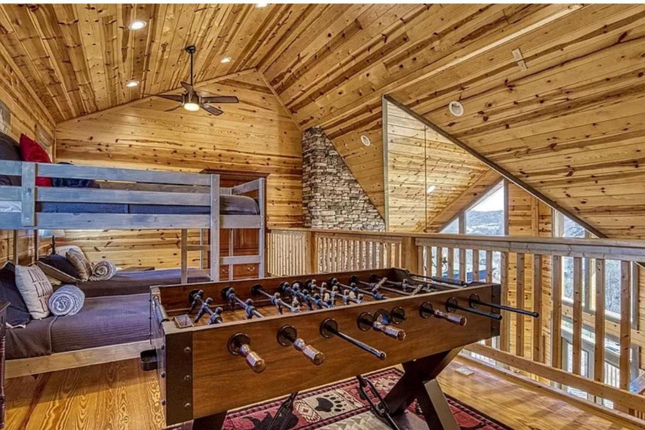 Hawk's View Log Cabin -mountains In Gatlinburg. Gatlinburg