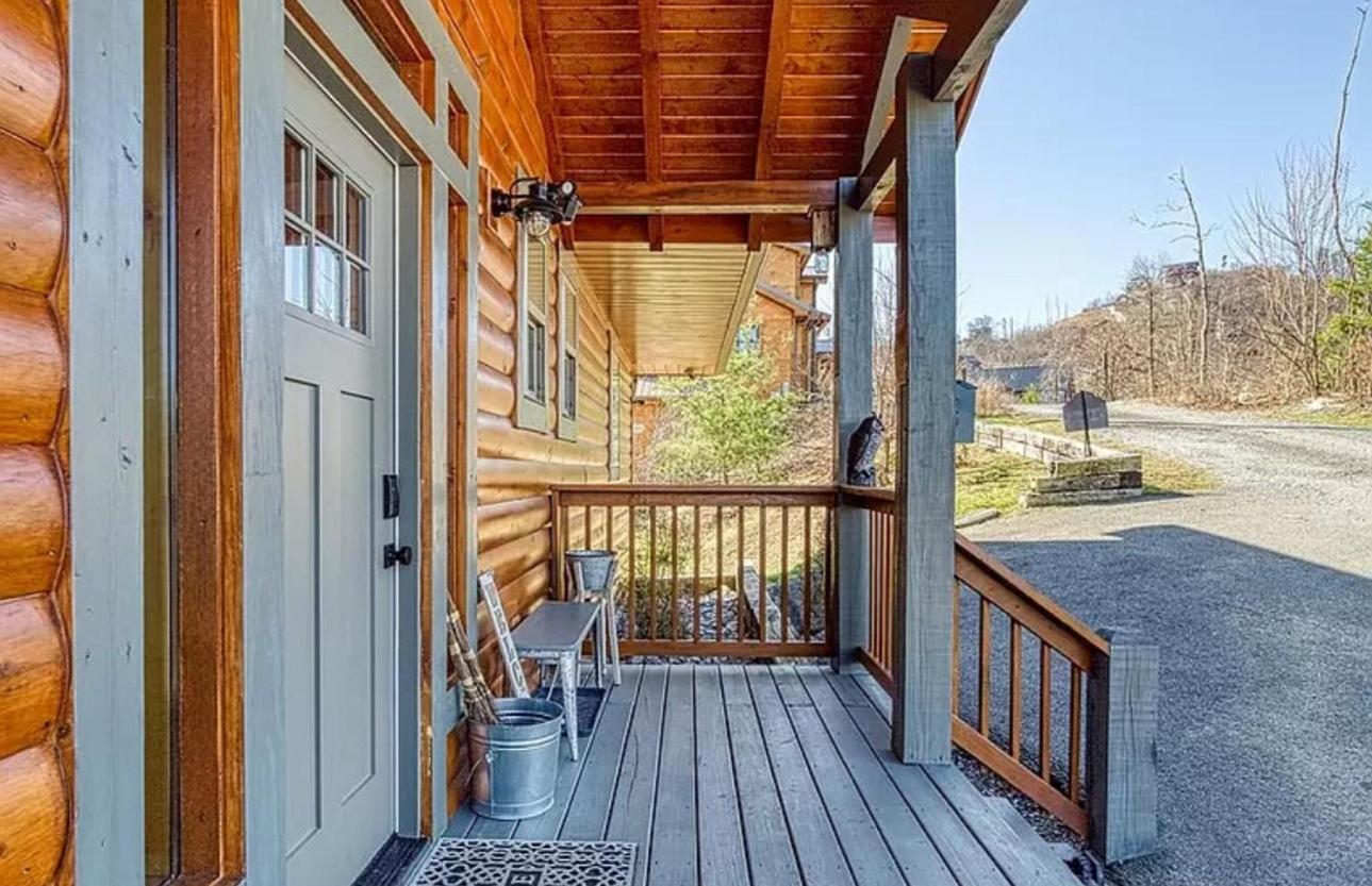 Hawk's View Log Cabin -mountains In Gatlinburg. * Gatlinburg
