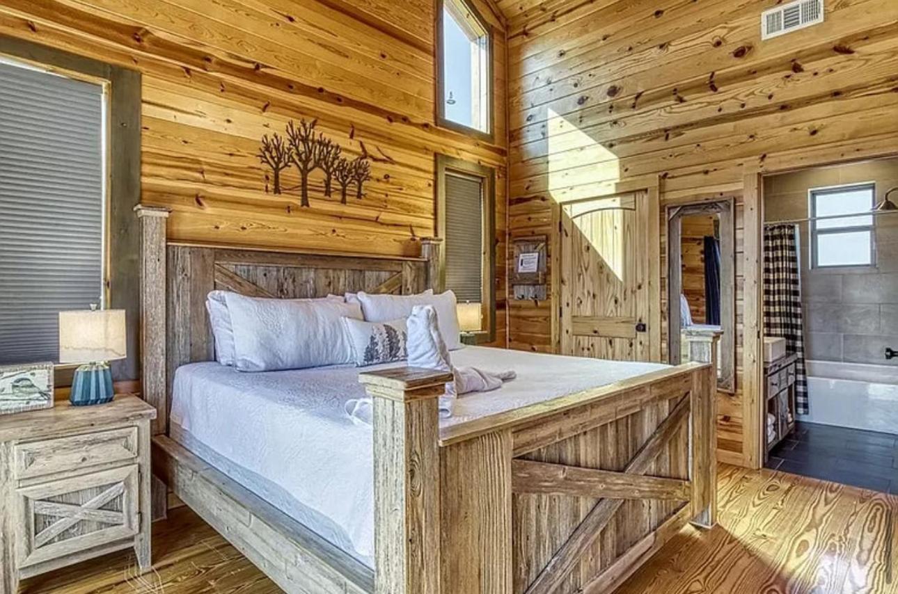 Hawk's View Log Cabin -mountains In Gatlinburg. *