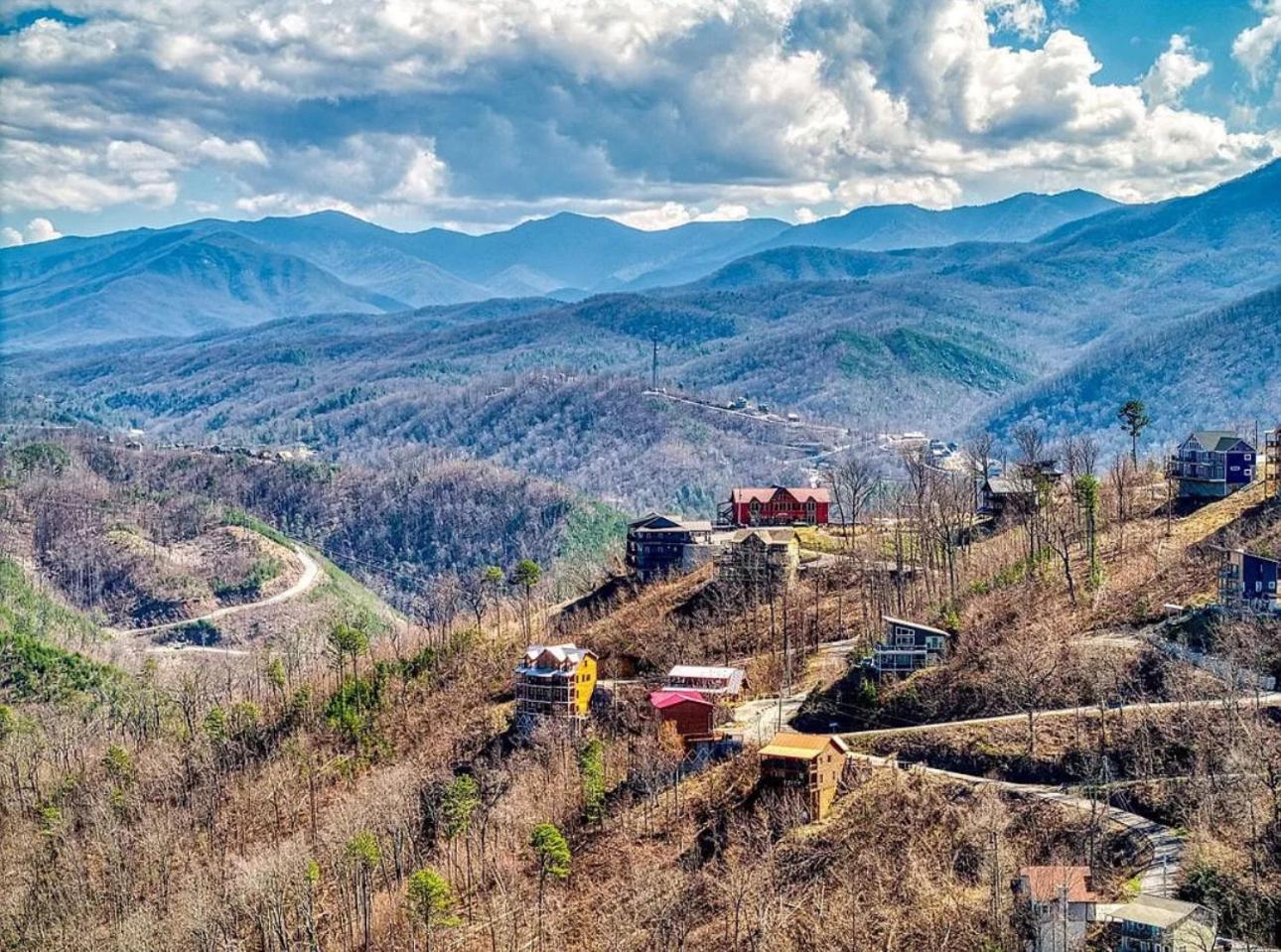 Hawk's View Log Cabin -mountains In Gatlinburg. *
