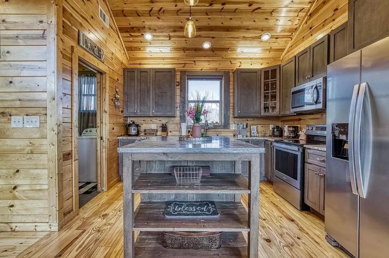 Hawk's View Log Cabin -mountains In Gatlinburg.