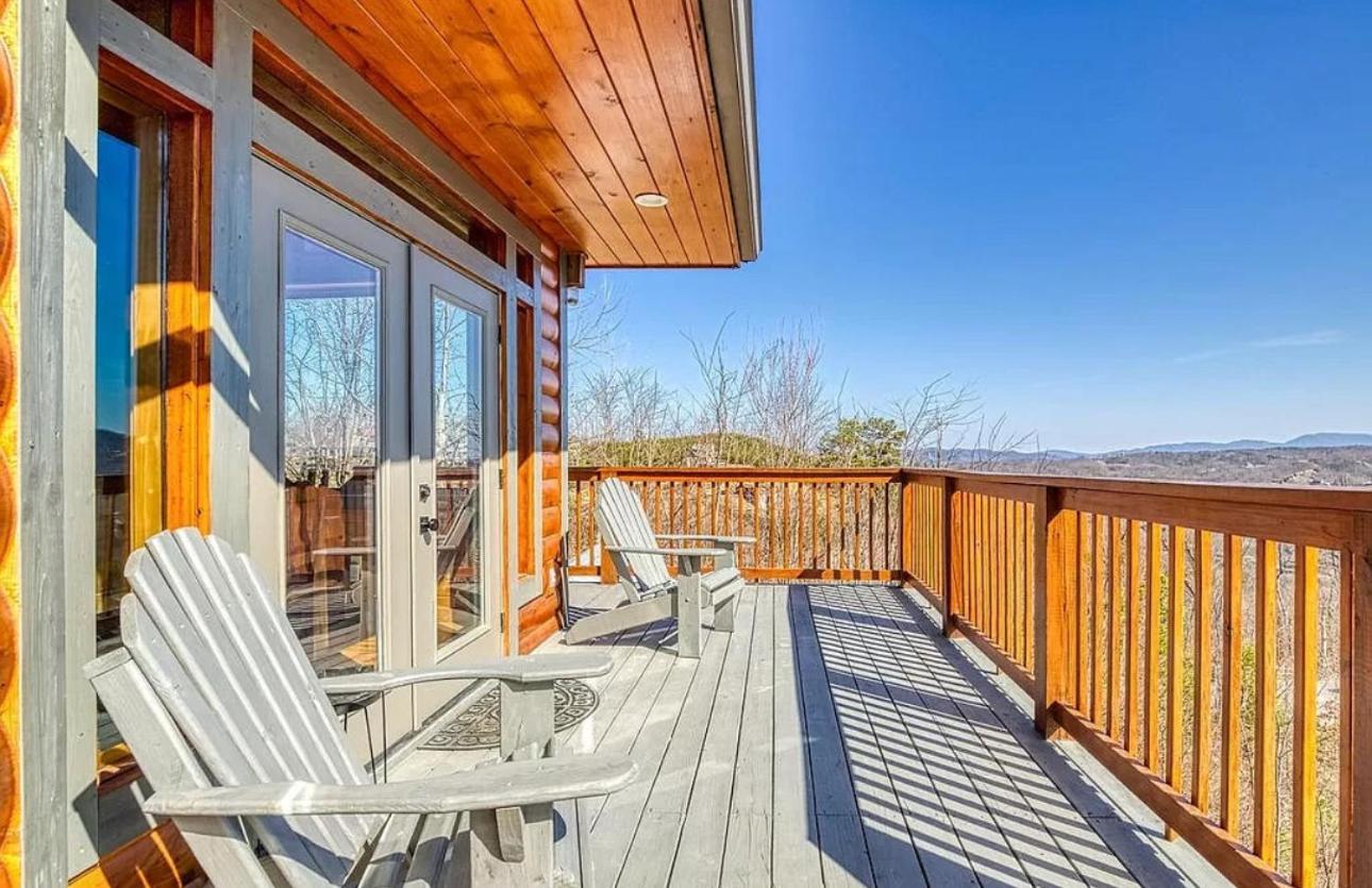 Hawk's View Log Cabin -mountains In Gatlinburg. Gatlinburg