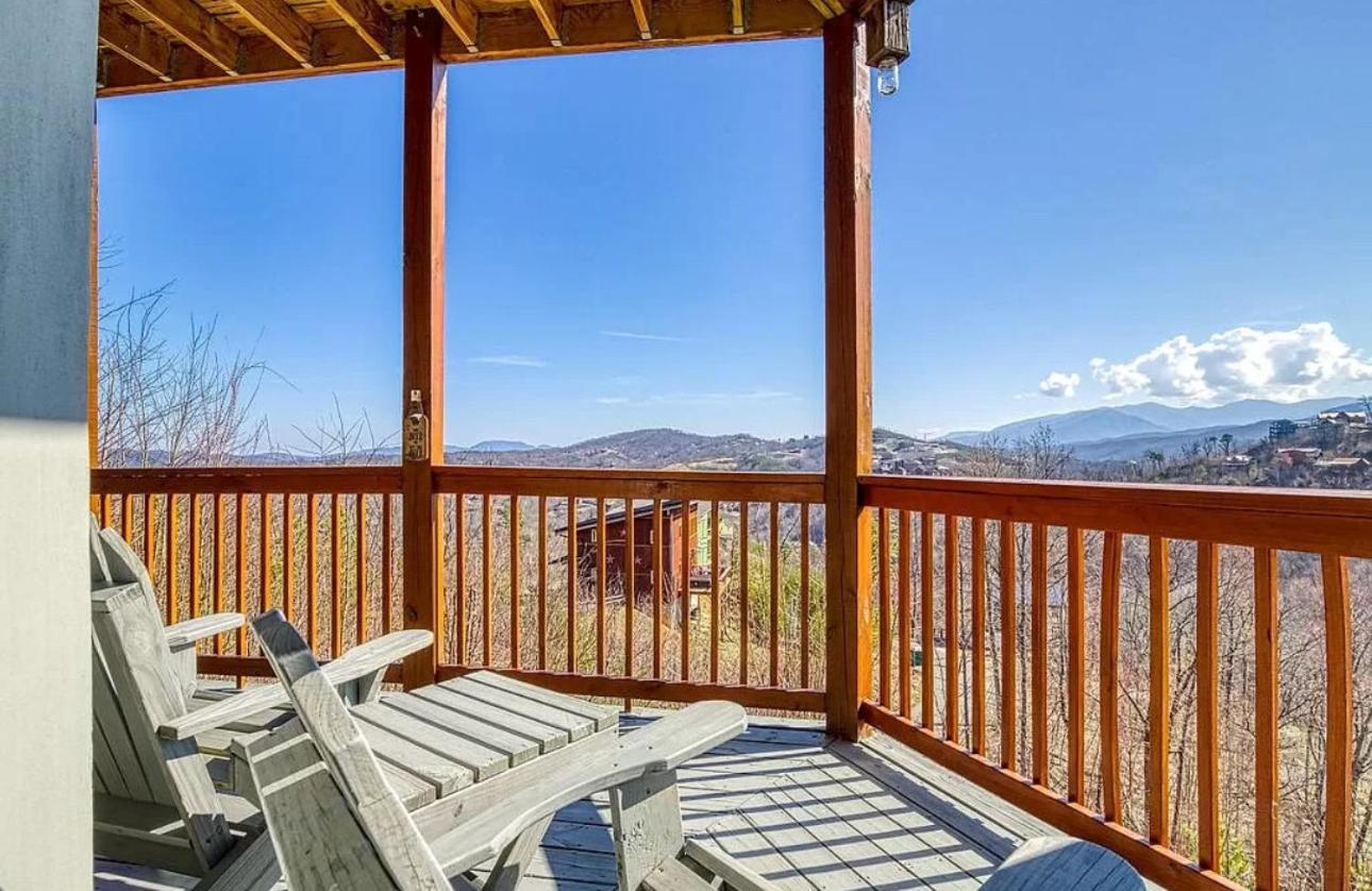 Hawk's View Log Cabin -mountains In Gatlinburg.