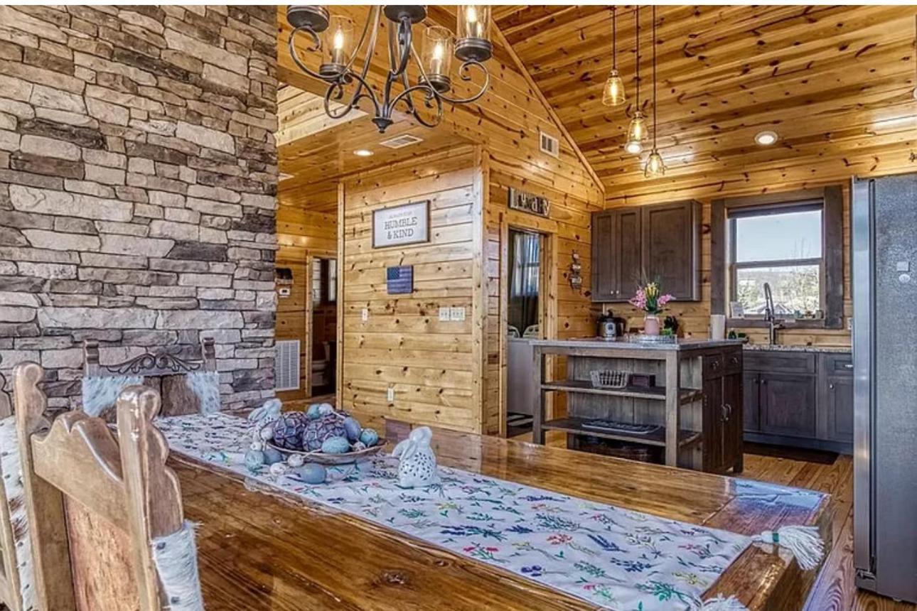 Hawk's View Log Cabin -mountains In Gatlinburg. *