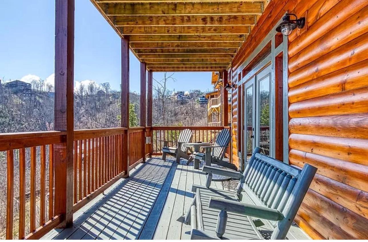 Hawk's View Log Cabin -mountains In Gatlinburg. Gatlinburg