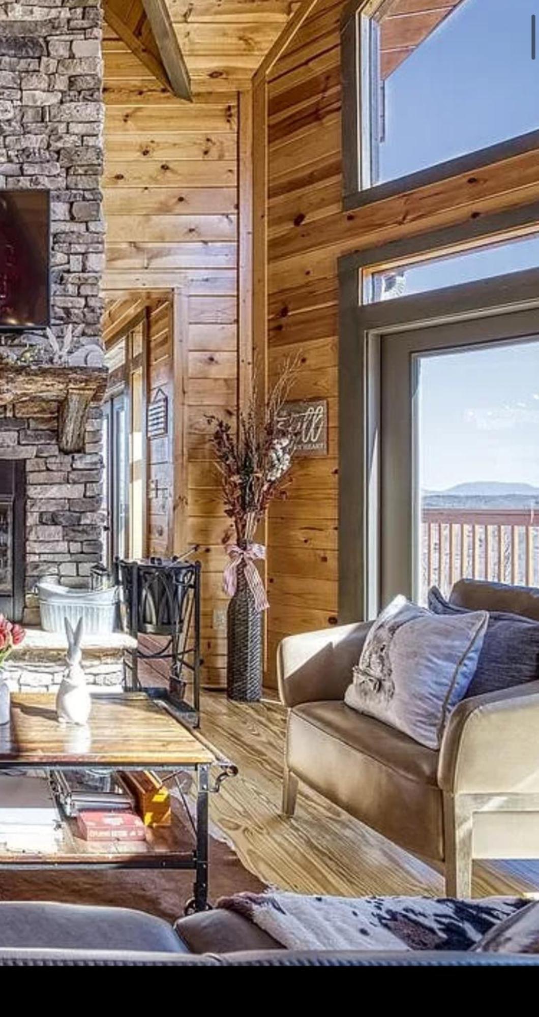 Hawk's View Log Cabin -mountains In Gatlinburg. *