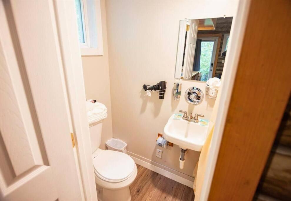 Secluded Nature Views, Hot Tub, Wifi, King Bed, Fireplace * Gatlinburg