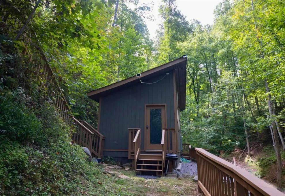 Secluded Nature Views, Hot Tub, Wifi, King Bed, Fireplace Holiday home Gatlinburg