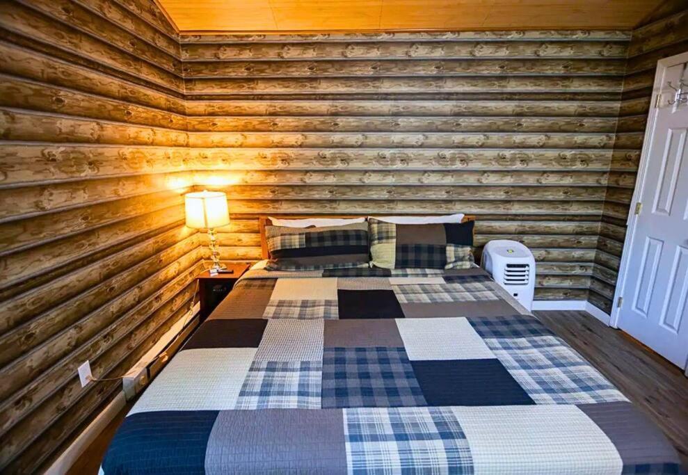 Secluded Nature Views, Hot Tub, Wifi, King Bed, Fireplace *