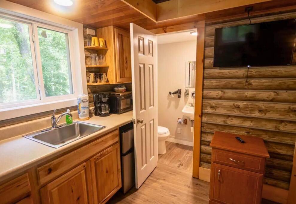 Secluded Nature Views, Hot Tub, Wifi, King Bed, Fireplace Holiday home