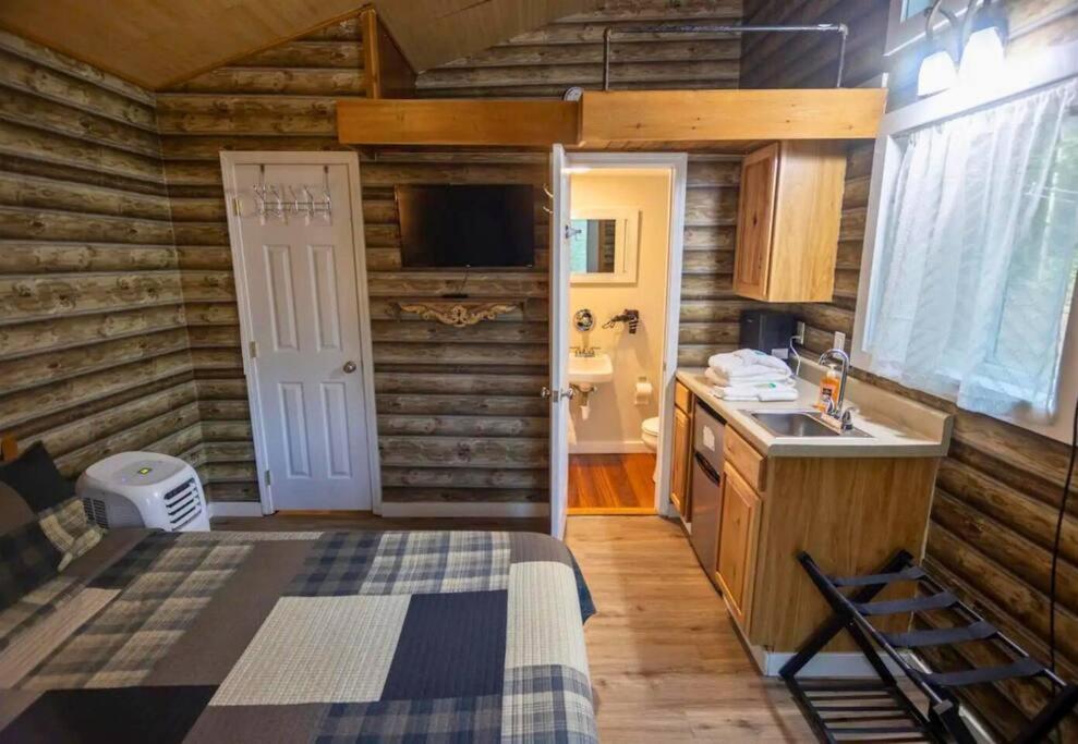 Holiday home Secluded Nature Views, Hot Tub, Wifi, King Bed, Fireplace Gatlinburg