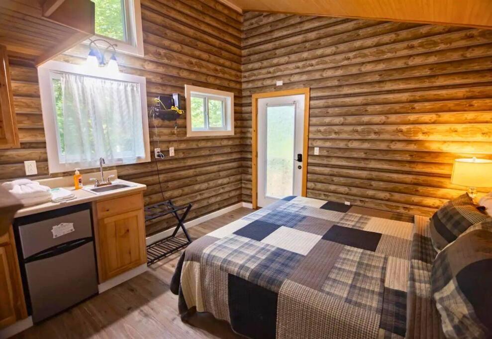 Secluded Nature Views, Hot Tub, Wifi, King Bed, Fireplace Holiday home *
