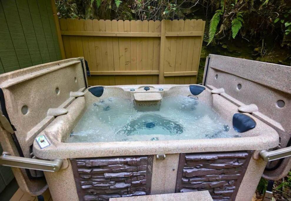 Secluded Nature Views, Hot Tub, Wifi, King Bed, Fireplace * Gatlinburg