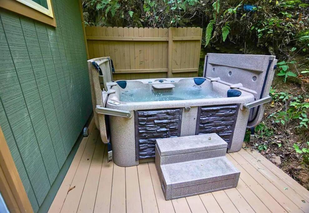 Holiday home Secluded Nature Views, Hot Tub, Wifi, King Bed, Fireplace