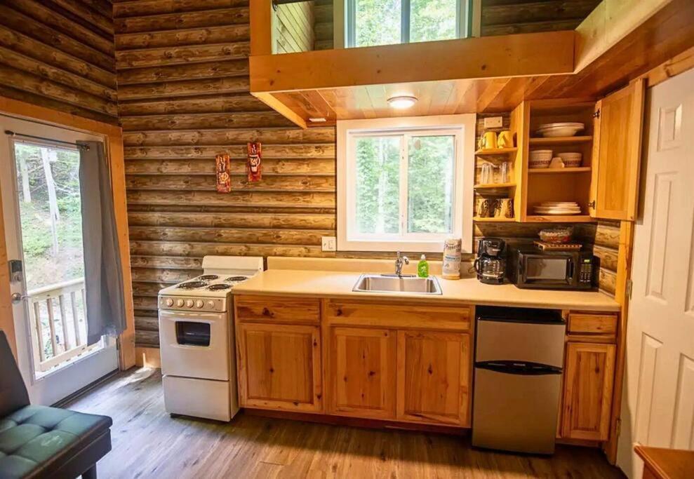 Secluded Nature Views, Hot Tub, Wifi, King Bed, Fireplace