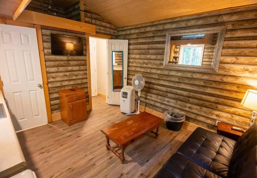 Secluded Nature Views, Hot Tub, Wifi, King Bed, Fireplace Holiday home