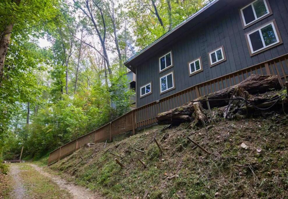 Secluded Nature Views, Hot Tub, Wifi, King Bed, Fireplace *