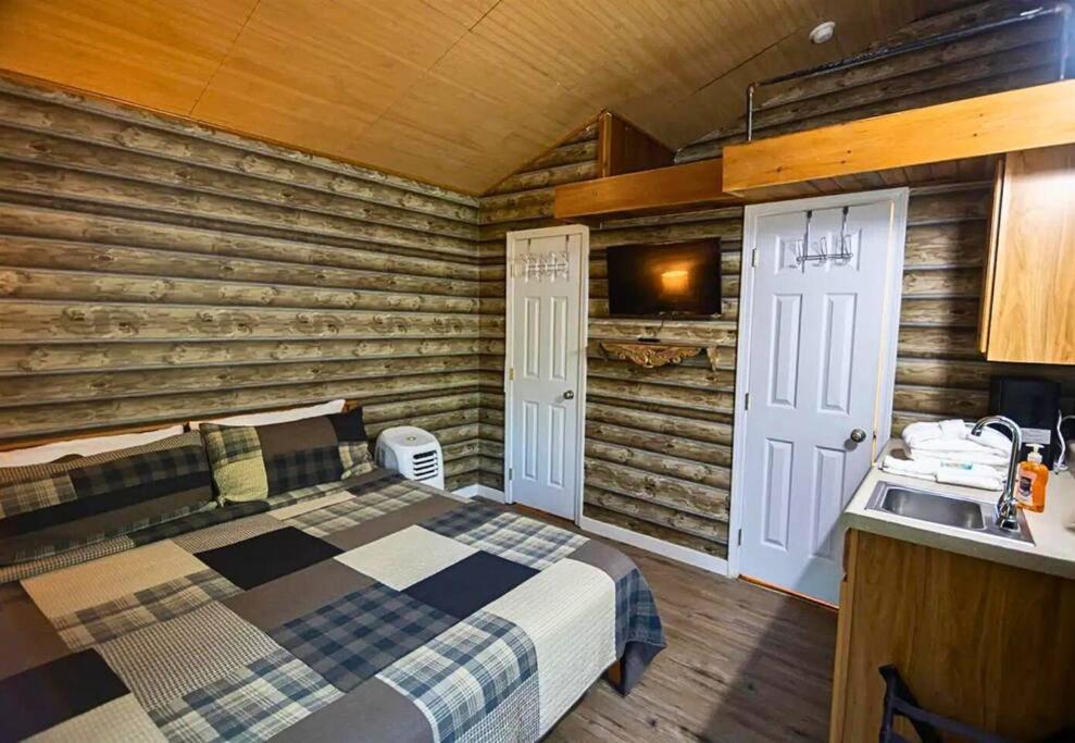 Secluded Nature Views, Hot Tub, Wifi, King Bed, Fireplace Holiday home