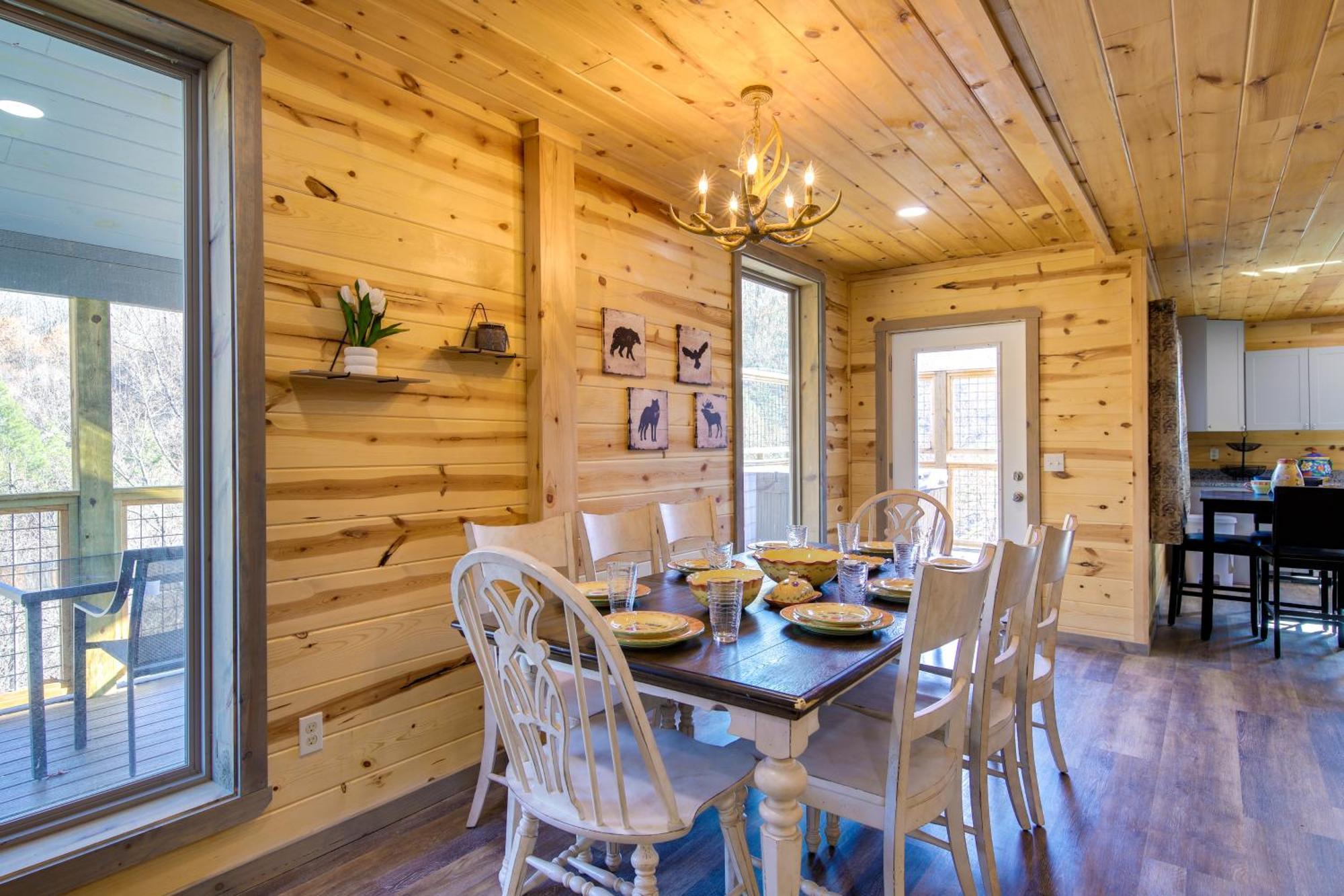 With Game Room, Hot Tub And Mtn Views Holiday home