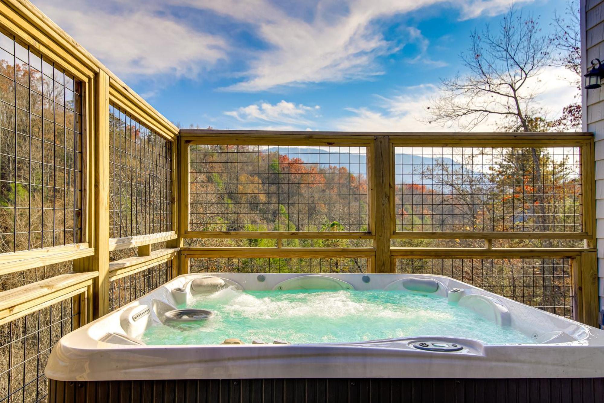 With Game Room, Hot Tub And Mtn Views Gatlinburg