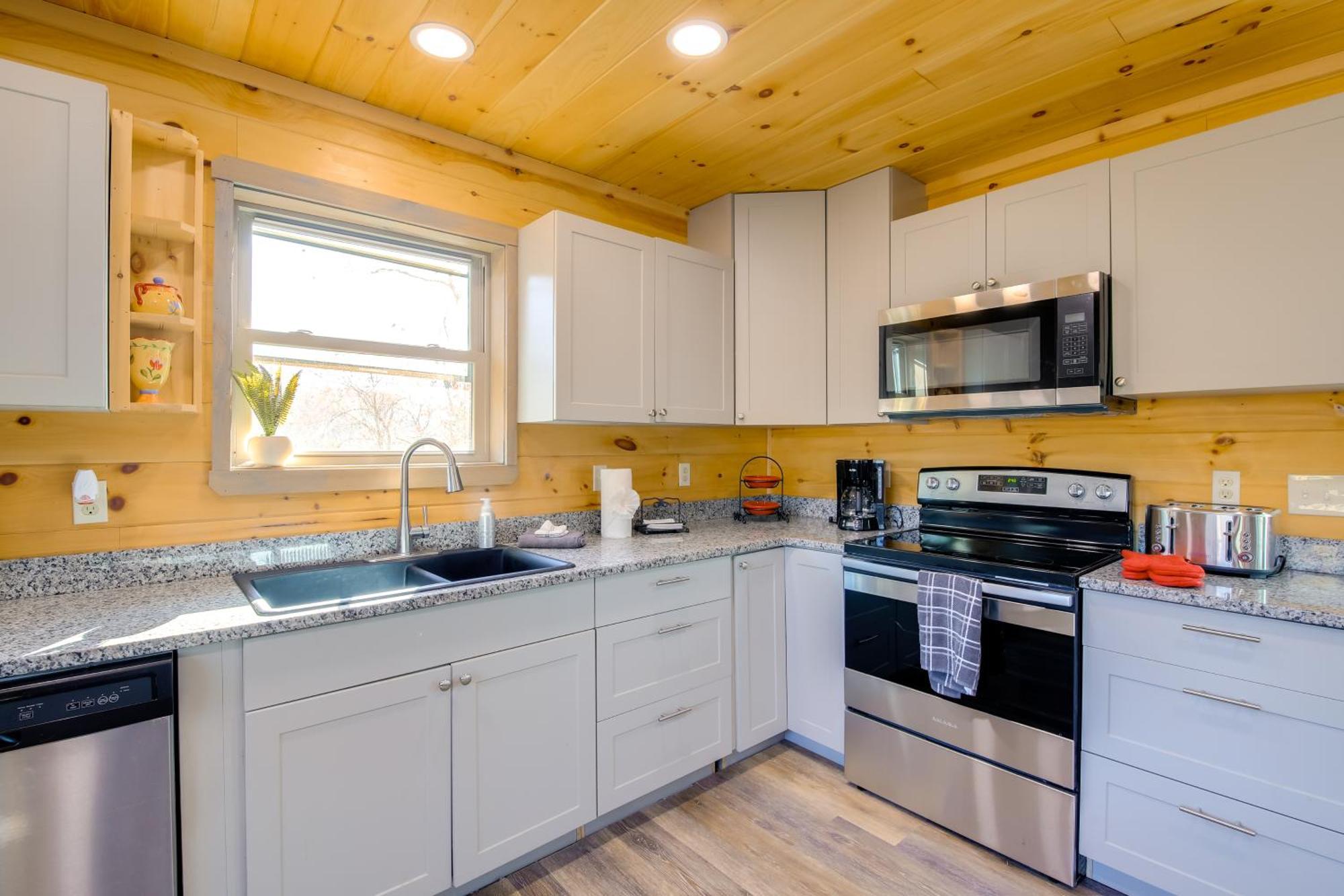 With Game Room, Hot Tub And Mtn Views Holiday home