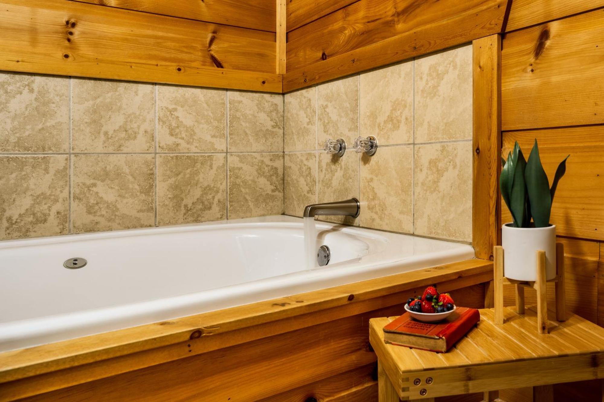 The Copper Bird Mid Century Hot Tub Arcade Gameroom Rock Climbing Holiday home