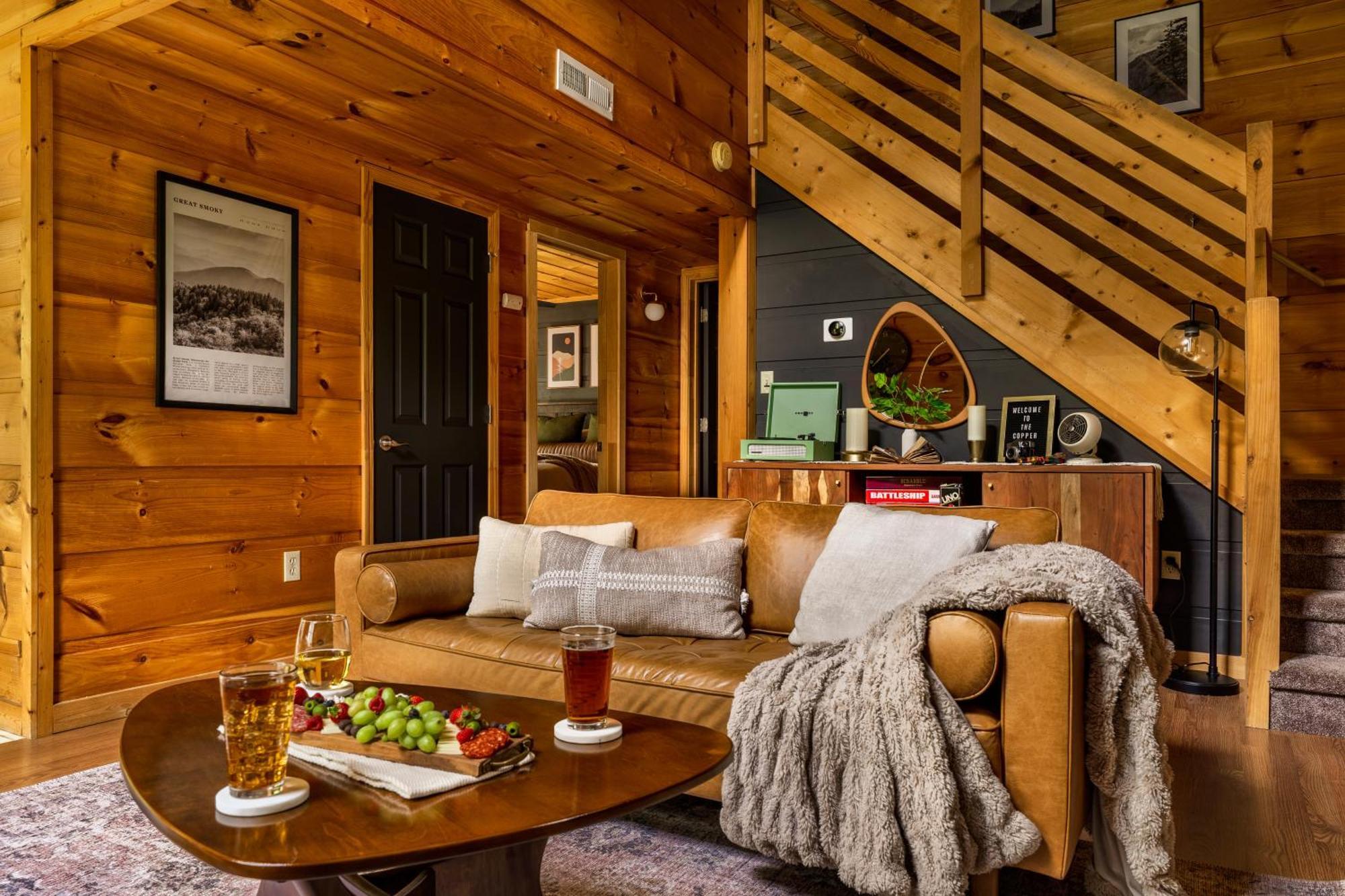 The Copper Bird Mid Century Hot Tub Arcade Gameroom Rock Climbing Holiday home