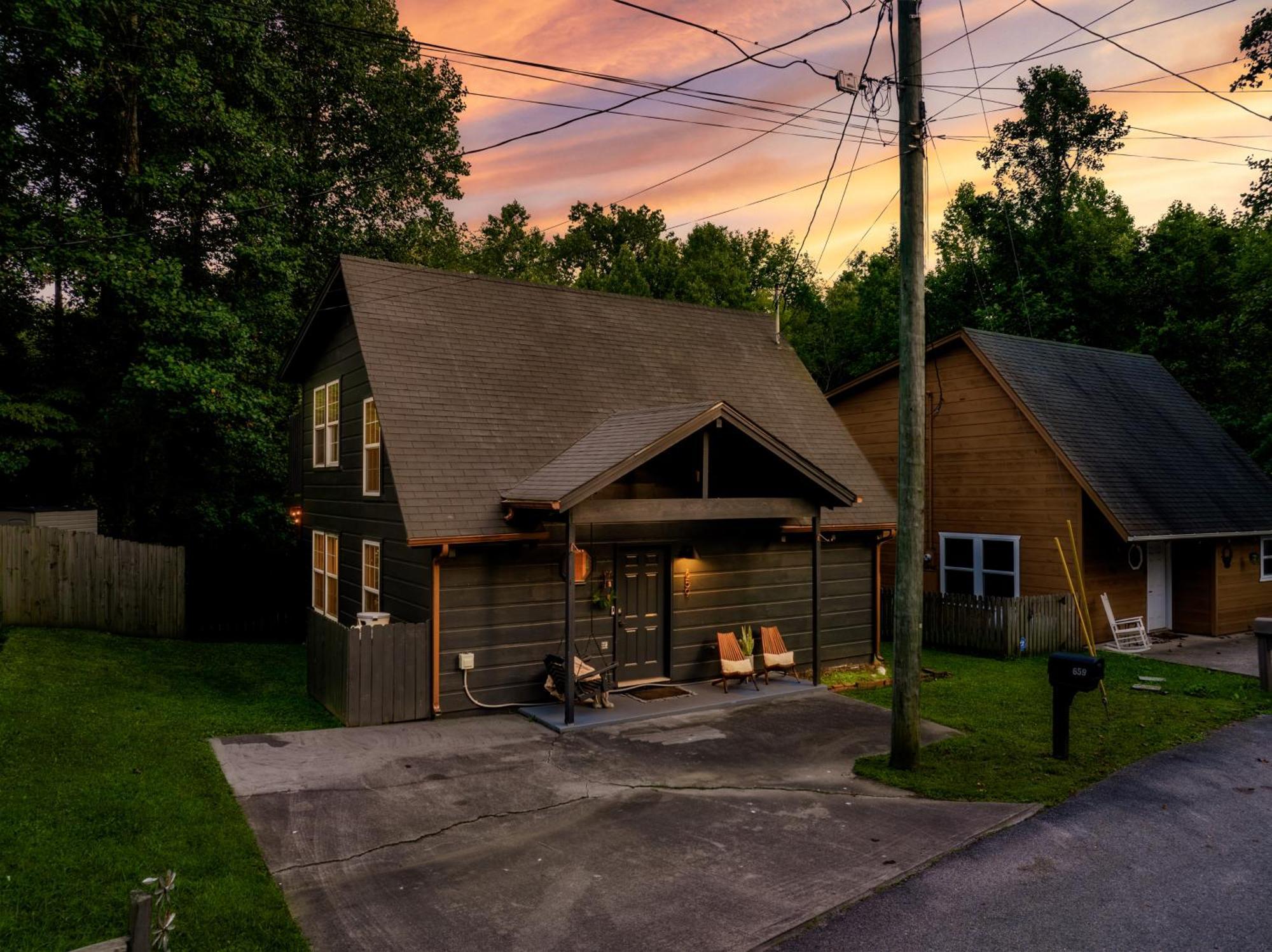 Holiday home The Copper Bird Mid Century Hot Tub Arcade Gameroom Rock Climbing Gatlinburg