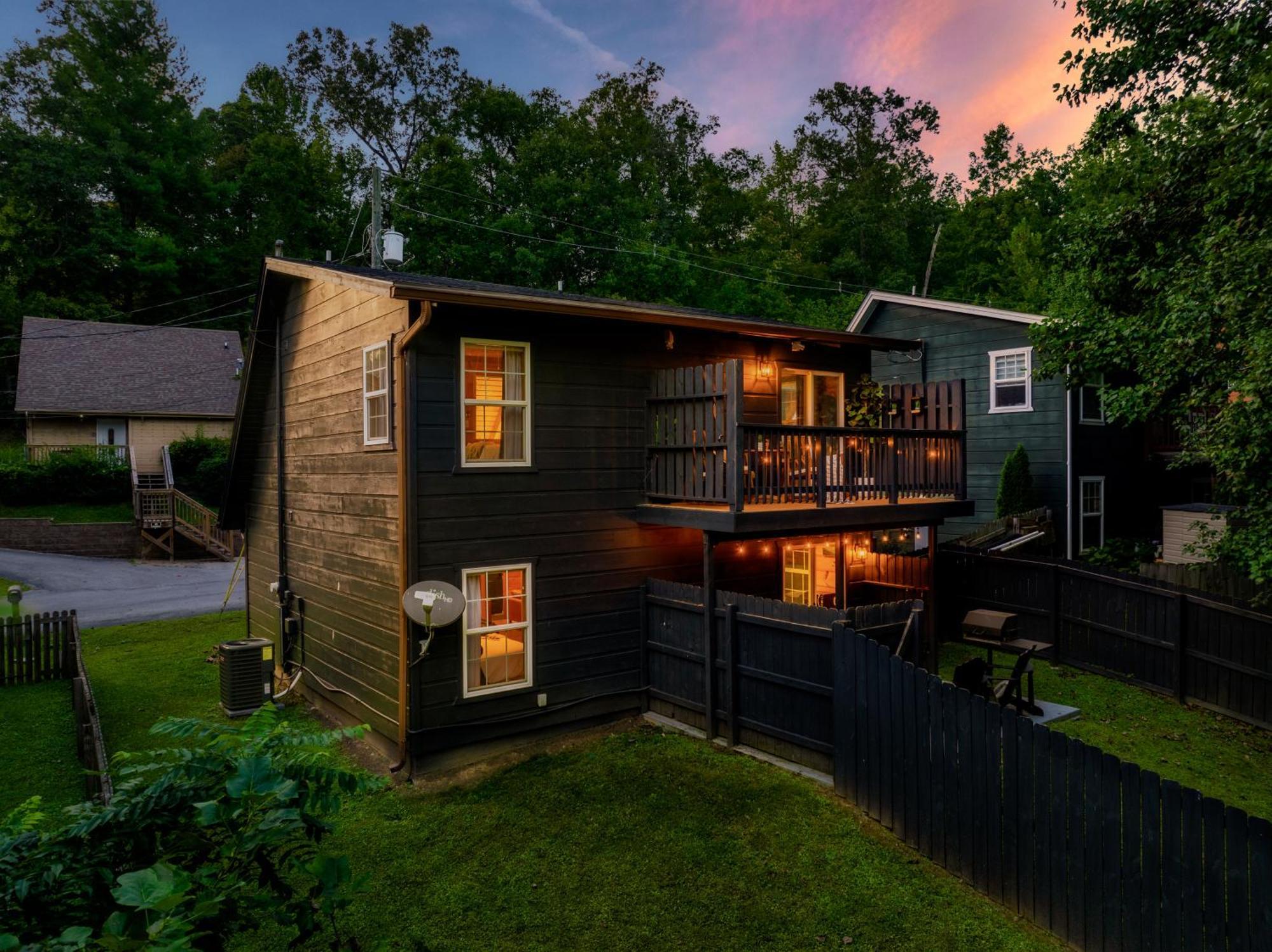 The Copper Bird Mid Century Hot Tub Arcade Gameroom Rock Climbing Holiday home Gatlinburg