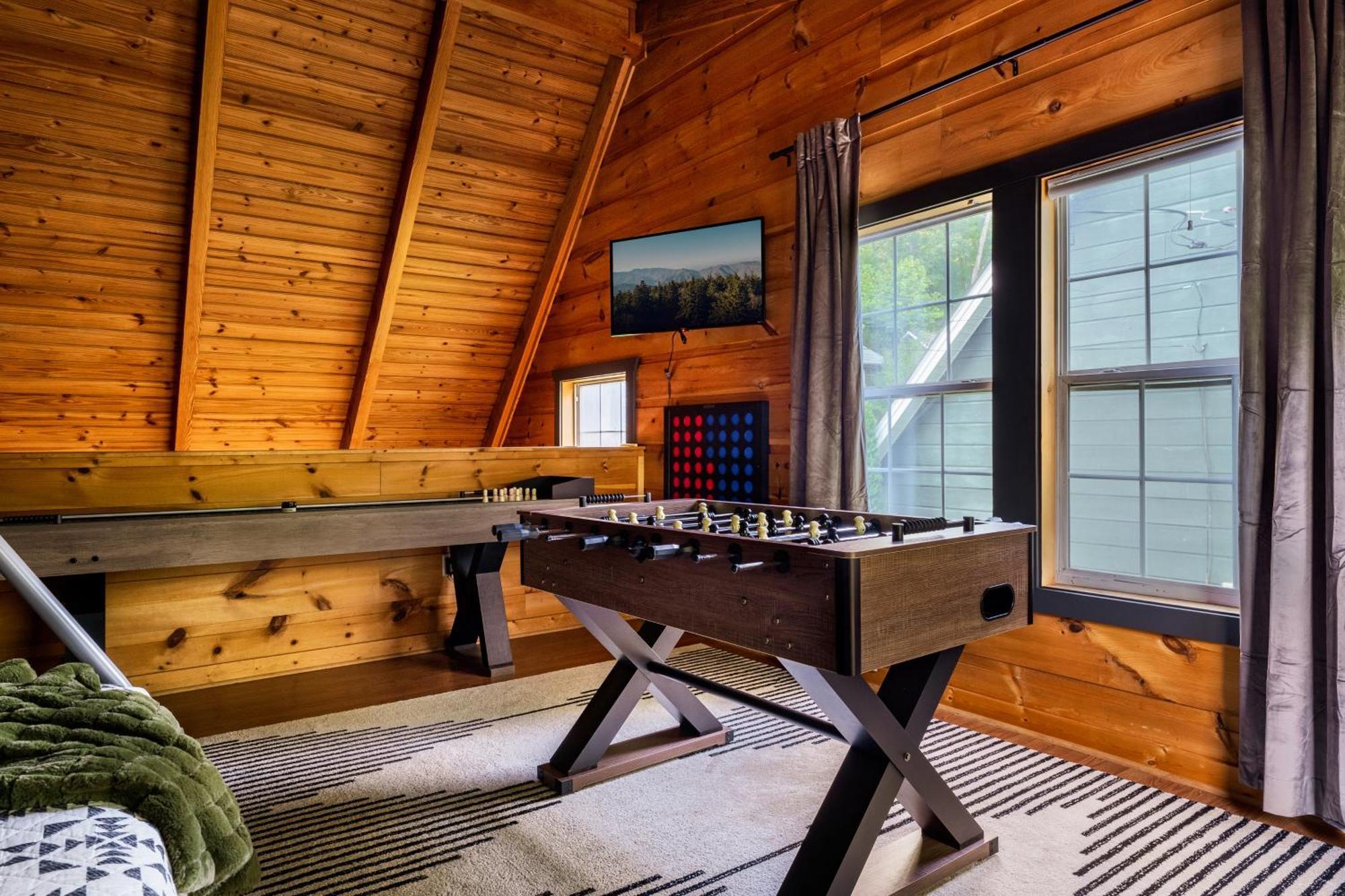 Holiday home The Copper Bird Mid Century Hot Tub Arcade Gameroom Rock Climbing Gatlinburg