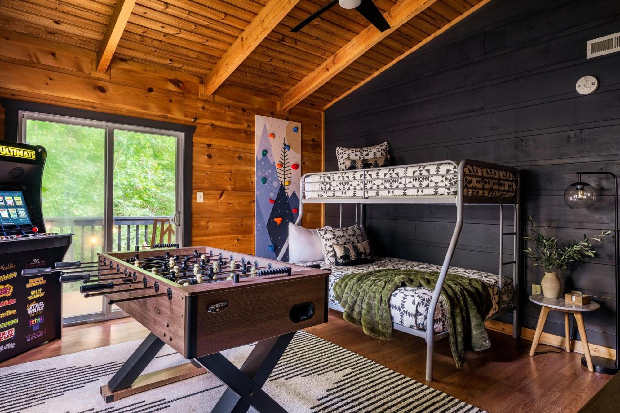 Holiday home The Copper Bird Mid Century Hot Tub Arcade Gameroom Rock Climbing Gatlinburg
