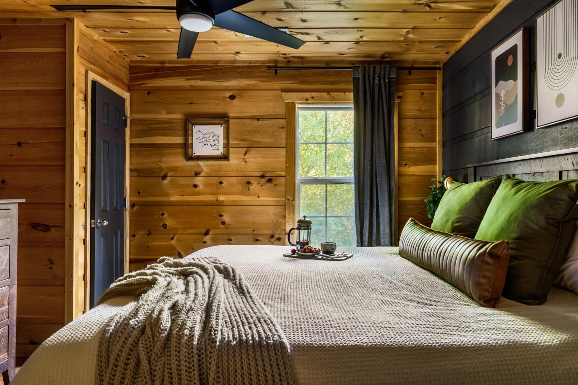 The Copper Bird Mid Century Hot Tub Arcade Gameroom Rock Climbing Holiday home Gatlinburg