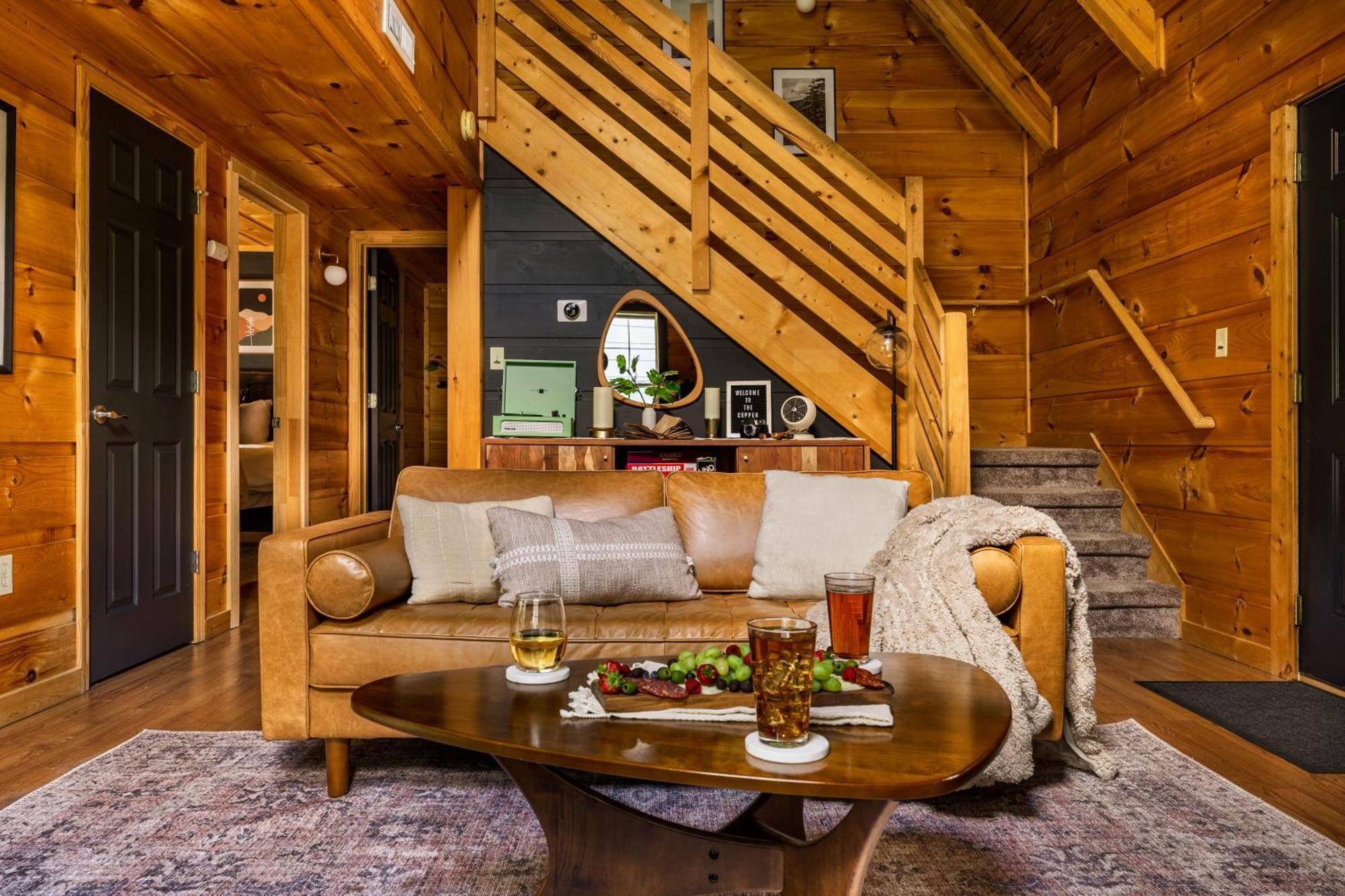 Holiday home The Copper Bird Mid Century Hot Tub Arcade Gameroom Rock Climbing Gatlinburg