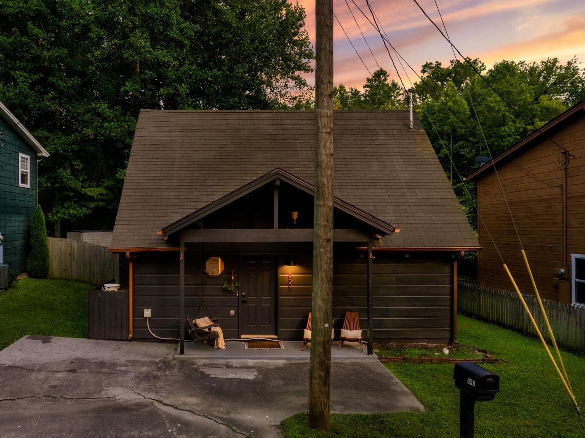 Holiday home The Copper Bird Mid Century Hot Tub Arcade Gameroom Rock Climbing