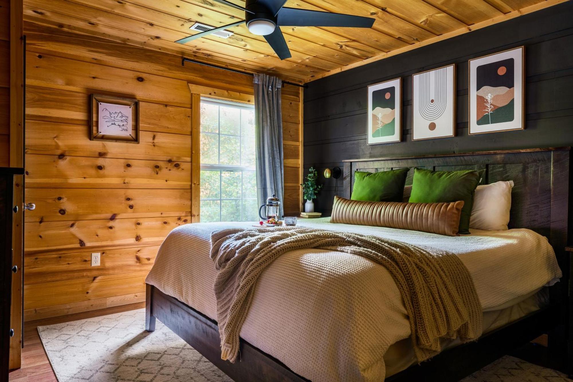 The Copper Bird Mid Century Hot Tub Arcade Gameroom Rock Climbing Holiday home Gatlinburg