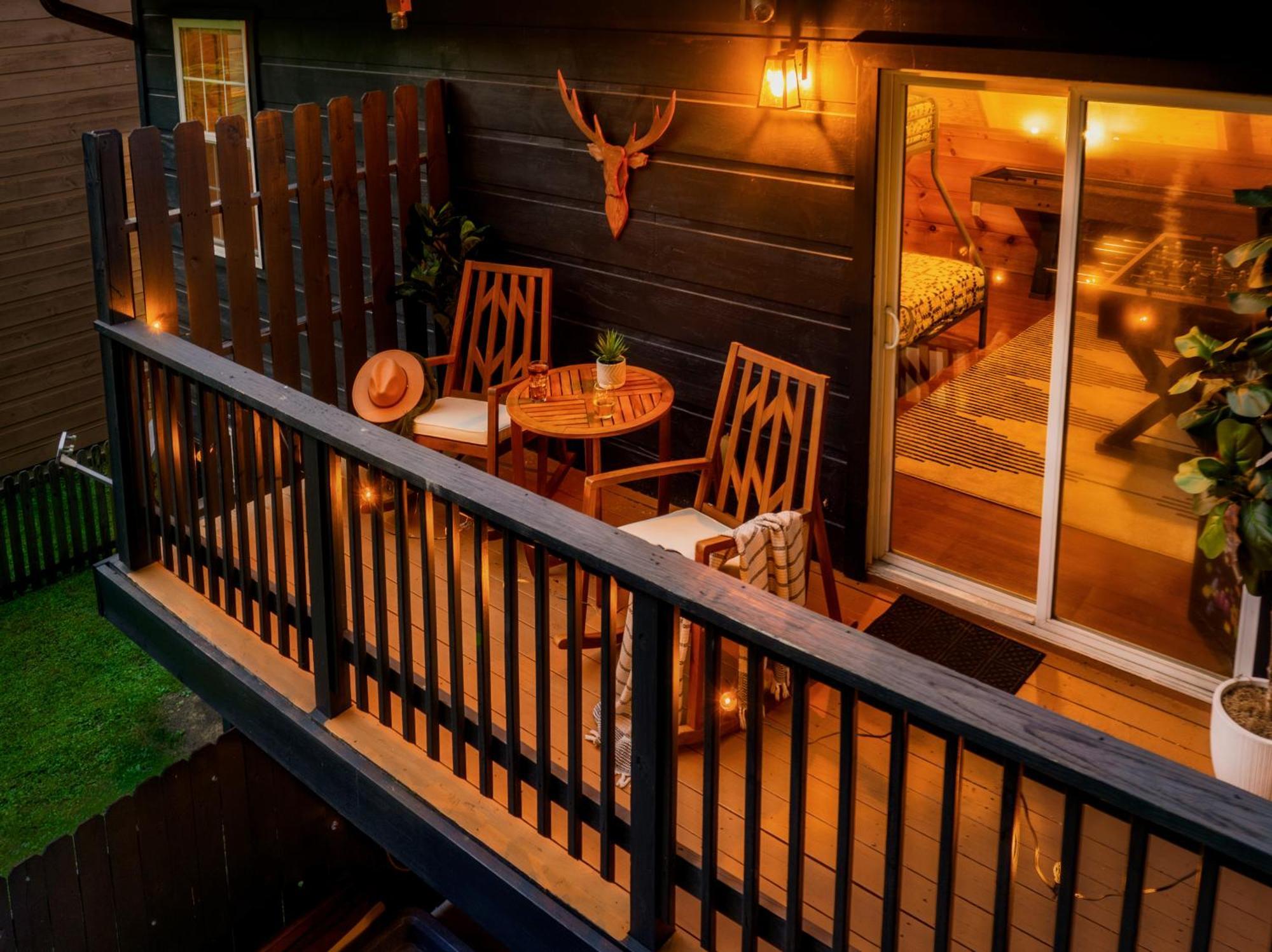 The Copper Bird Mid Century Hot Tub Arcade Gameroom Rock Climbing Holiday home Gatlinburg