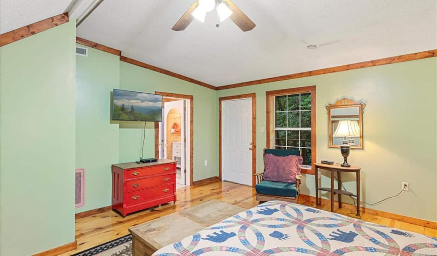 Near Downtown, Bbq,hot Tub, Foosball, Fireplace