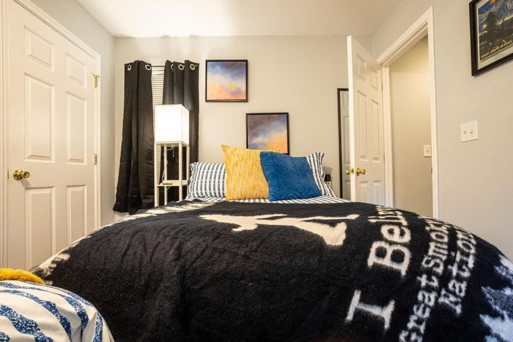 Holiday home Sasquatch E Sleeps 13