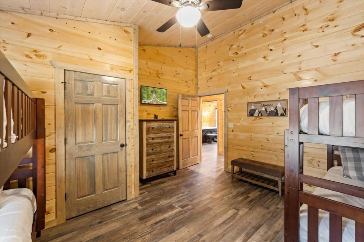 Holiday home New 8br Pool W Hot Tub & Arcade Hl Gatlinburg