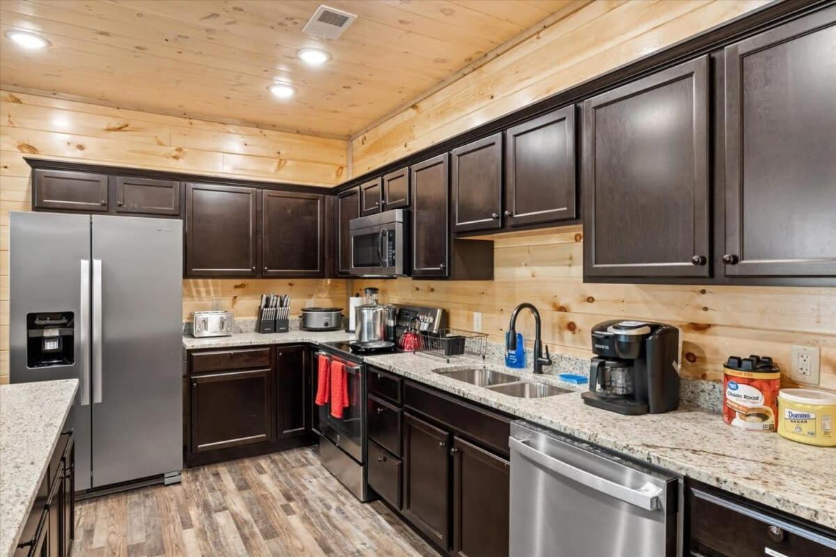Holiday home New 8br Pool W Hot Tub & Arcade Hl Gatlinburg