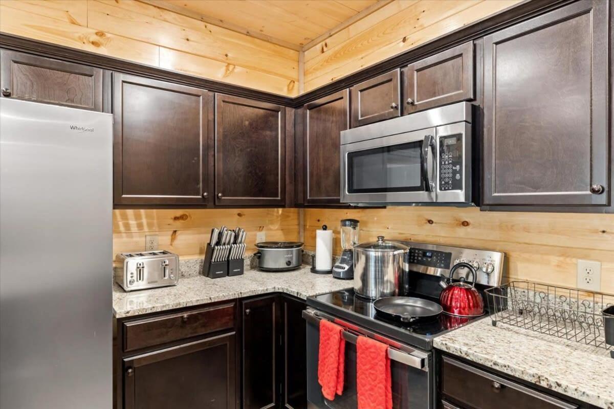 Holiday home New 8br Pool W Hot Tub & Arcade Hl Gatlinburg